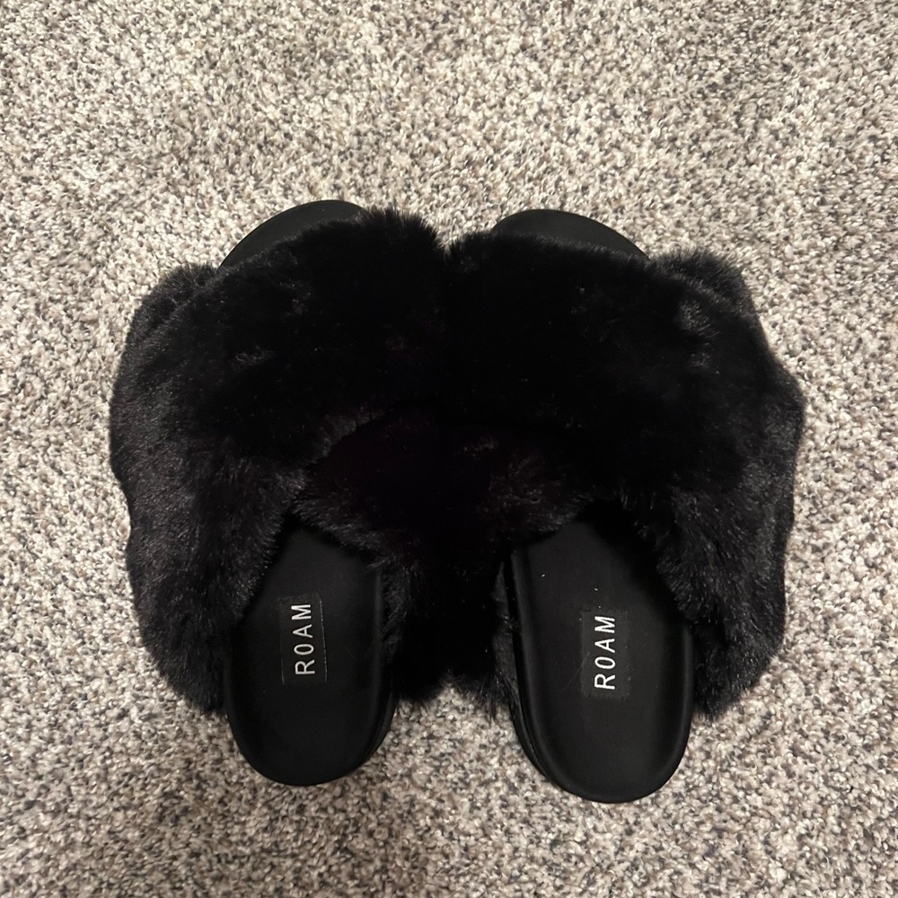 ROAM cloud slippers - black faux fur